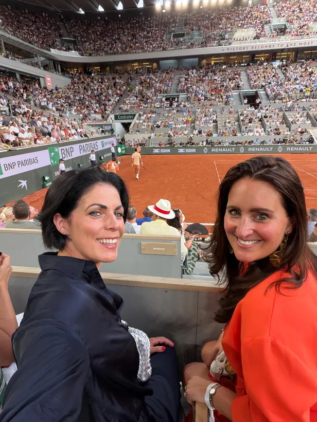 Annelies en Annique bij de tenniswedstrijd op Roland Garros 