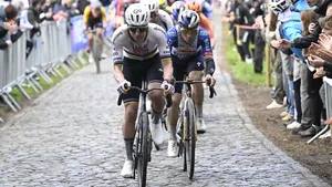 Remco Evenepoel gaat Tadej Pogacar het vuur aan de schenen leggen in Luik-Bastenaken-Luik. Greg Van Avermaet denkt dat de Belg op een bepaald moment zelfs in het voordeel zal zijn ten opzichte van de wereldkampioen.
