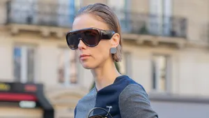 Vrouw met stijlvolle accessoires.