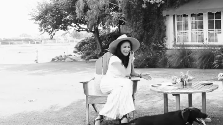 Meghan (en hondjes) in gesprek met Gloria Steinem