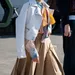 Vrouw in stijlvolle kleding tijdens fashion week.
