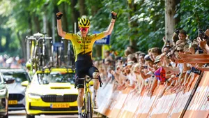 Wilco Kelderman wint het NK wielrennen 2026 in Nijmegen.