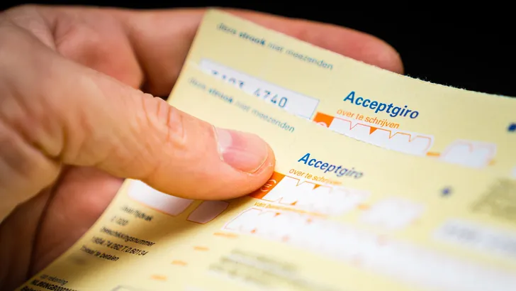 Een papieren acceptgiro om een bankoverschrijving te doen