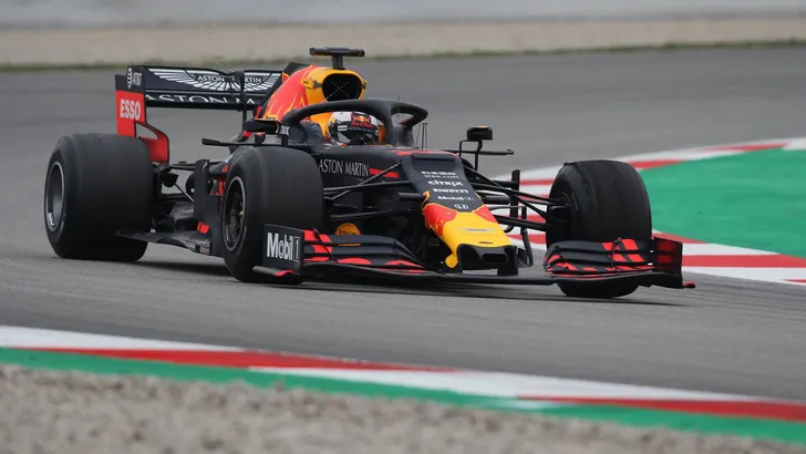 ‘Red Bull en Max Verstappen nog maar fractie van Ferrari af’