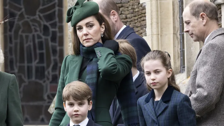 Foto van prinses Kate met prins Louis en prinses Charlotte bij de kerk te Sandringham, december 2024.