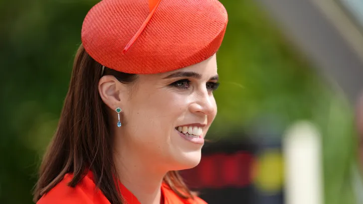 Babynieuws in het Britse koningshuis! Prinses Eugenie en Jack Brooksbank zijn ouders geworden van hun derde kindje. Bekijk hier de eerste foto van de kleine.