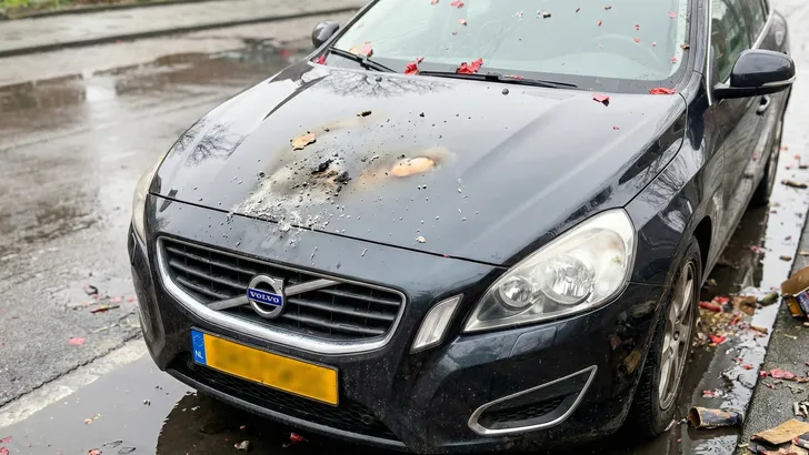 Mijn auto zit onder de vuurwerkresten: direct wassen of kan het wachten tot het weekend?