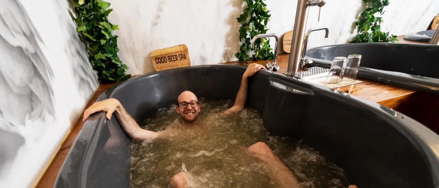 Een spa voor mannen - onbeperkt bieren in een Brussels bubbelbad