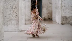 wijde zomerjurk tijdens fashion week