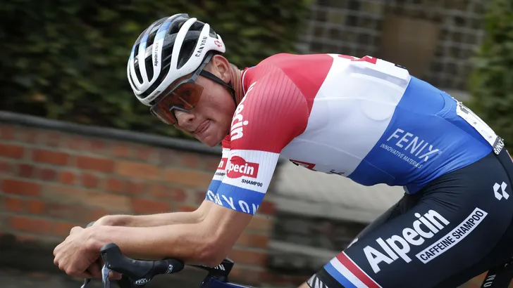 CPA-voorzitter Bugno oneens met kritiek op regels: 'Renners hebben voorbeeldfunctie'