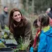 Hertogin Kate gaat aan de bloemetjes en de bijtjes