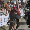 Fenomenale Dylan van Baarle soleert naar zege in Parijs-Roubaix
