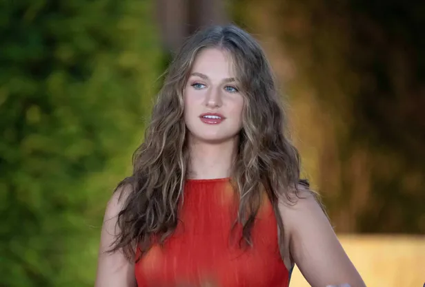 Detailfoto van prinses Leonor met golvend kapsel op Mallorca, augustus 2026.