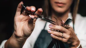 Vrouw bij de kapper voor een knipbeurt.