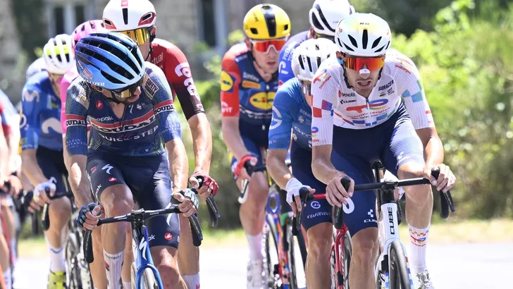 Jordan Jegat op kop in een kopgroep in de Tour.