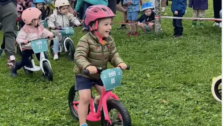 blij kindje tijdens een gravelloopfietsjesrace