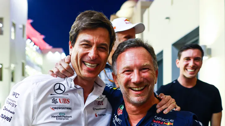 Duwt Red Bull's burgeroorlog Max naar Mercedes?