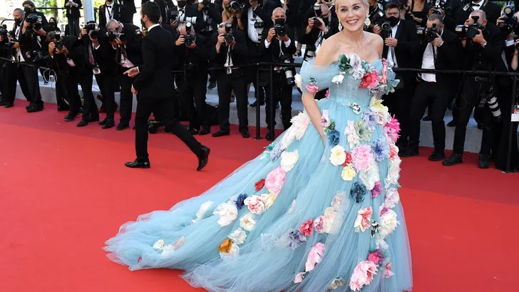 Sharon Stone laat even zien hoe het moet, op de rode loper