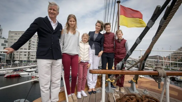 Belgische royals waaien uit aan zee