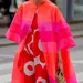 Vrouw met roze en rode jurk aan.