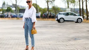 Vrouw draagt skinny jeans met kitten heels
