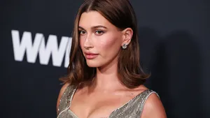 De terugkeer van de slip top: Hailey Bieber laat zien hoe je het draagt