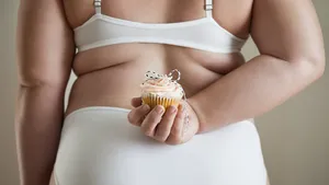 vrouw overgewicht cupcake 