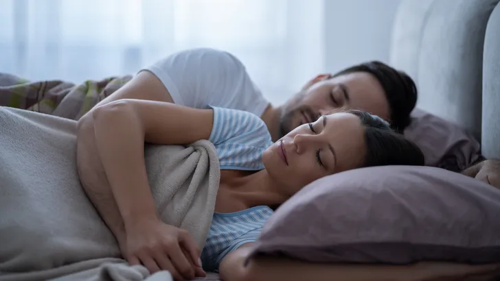 Denk je dat apart slapen het begin van het einde is? Think again. Experts leggen uit hoe een eigen bed je relatie (en libido!) juist kan redden.