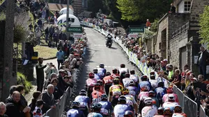 Sfeerbeeld op de Muur van Hoei in de Waalse Pijl van 2023.