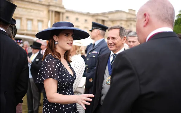 Prinses Eugenie in haar marineblauwe en witte Rixo-jurk met stippen – een prachtige verschijning! (Beeld: NL Beeld) 