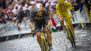 Wout van Aert lost Tadej Pogacar