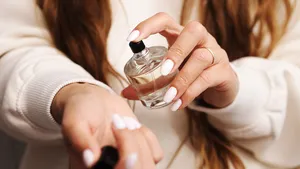 Met deze simpele vaseline-hack blijft je parfum de hele dag lekker ruiken