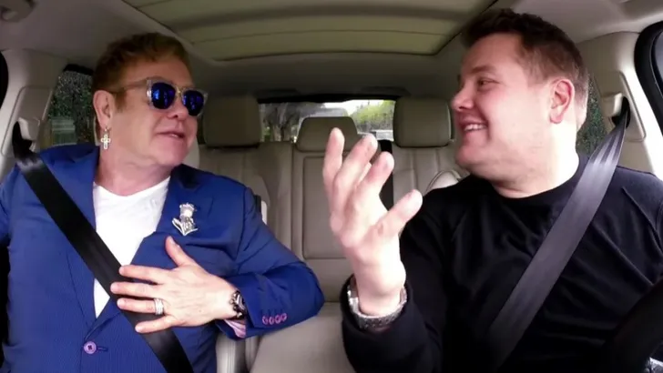 Video: Carpool Karaoke met Elton John is epic!