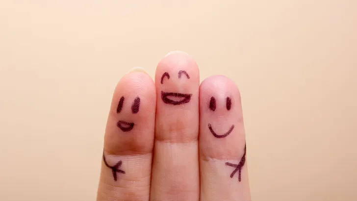 three smiling fingers that are very happy to be friends