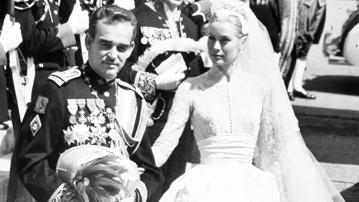 Grace Kelly en prins Rainier tijdens hun huwelijksdag