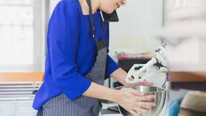 Foto van vrouw met keukenmachine. – Action verkoopt budgetproof keukenmachine met ijsmaker.