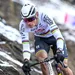 mathieu van der poel rijdt gefocust richting een bocht tijdens een cyclocross