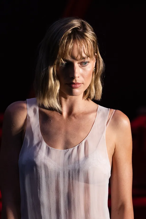 Margot Robbie bij de Chanel Fall/Winter 2026 show met een kort kapsel.