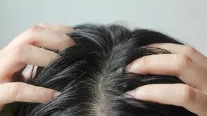 De 10-seconden truc voor voller haar (die bijna niets kost)