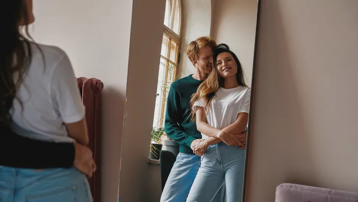 Heteroseksueel stel kijkt elkaar verliefd aan via hun spiegelbeeld