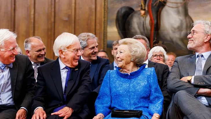 Prinses Beatrix luistert wat af aan lezingen