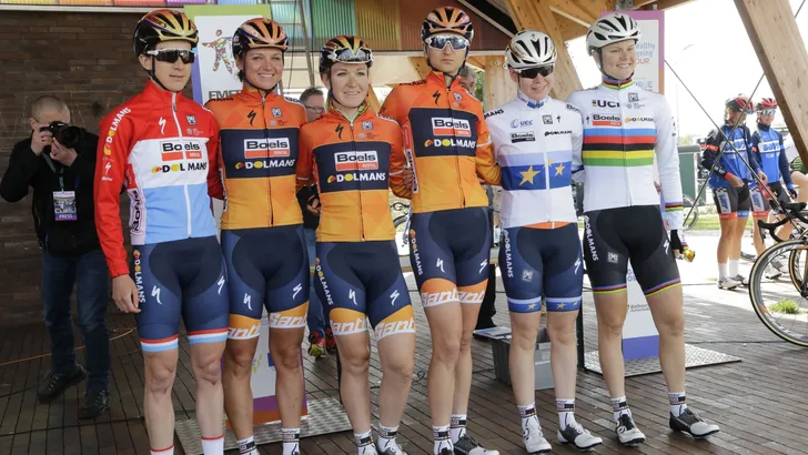Amstel Gold Race: vrouwenpeloton splitst in twee groepen