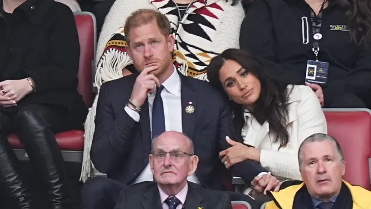 Meghan Markle laat Harry solo achter in Vancouver – Foto van Harry en Meghan op de tribune bij de openingsceremonie van de Invictus Games, februari 2025.