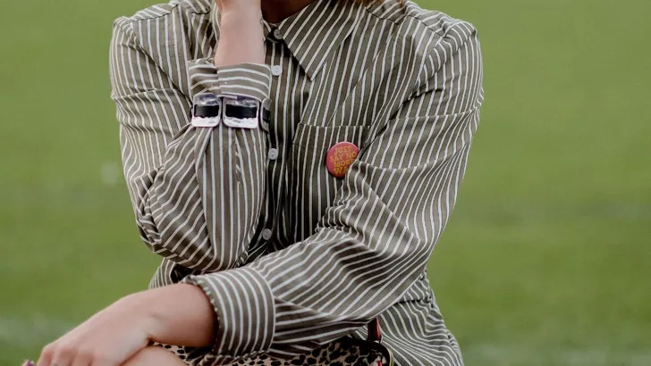 Vrouw met stijlvolle look.