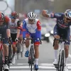 Van der Poel wint voor tweede keer Ronde van Vlaanderen na zenuwslopende finale met Tadej Pogacar