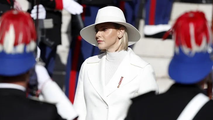 Prinses Charlene schittert in warm wit op Nationale Dag