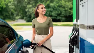 Goed nieuws voor je benzinemotor: verbod is van de baan, maar wat tanken we in 2036?