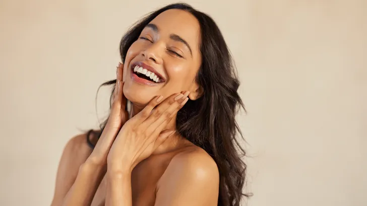 Waarom de minimalistische make-up look dit najaar plaatsmaakt voor 90s glamour