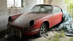 Man vindt zeldzame Porsche in dichtgetimmerd huis en doet een emotionele ontdekking op het nachtkastje