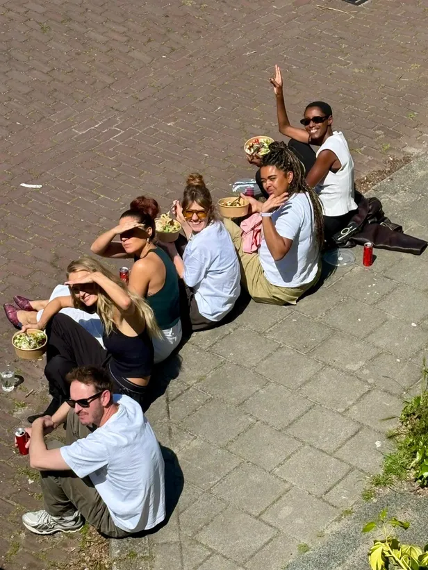 Gezellig met z'n allen lunchen in de zon